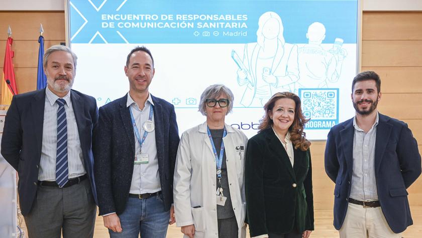 Personas posando para una foto de inauguración