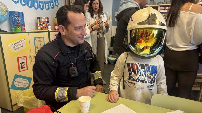 bomberos visitan a los niños ingresados en hospitales  