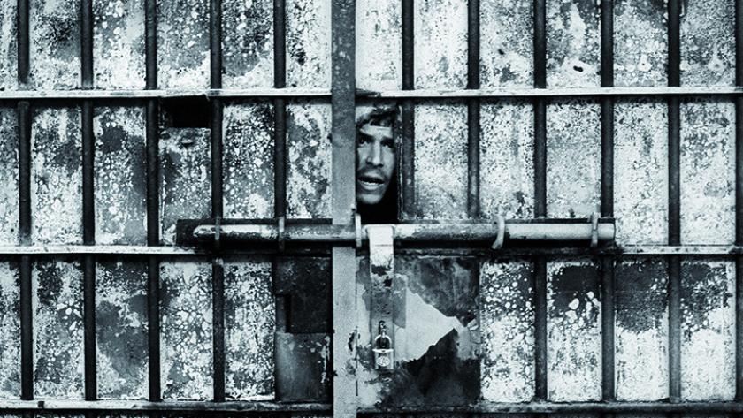 Rostro de un hombre asomando por el hueco de una puerta