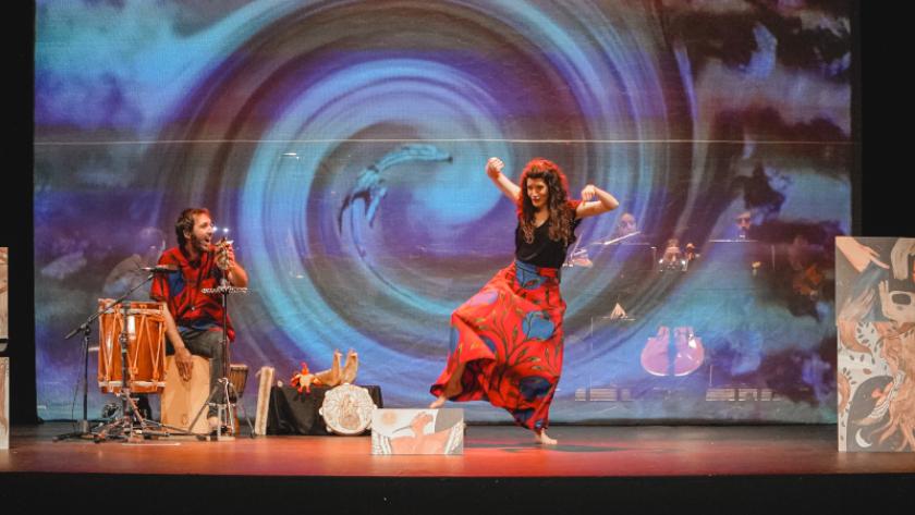 FOTOGRAFÍA EN ESCENA DEL DUO CANTANDO Y BAILANDO