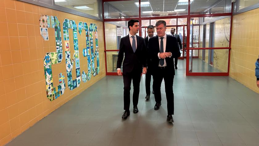 El consejero Emilio Viciana durante su visita al instituto