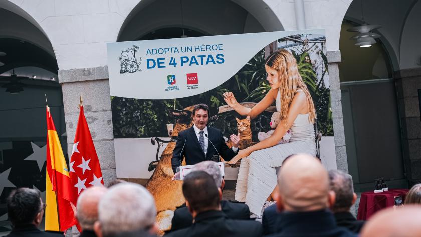 El director de la ASEM 112 Pedro Ruiz durante la recepción del reconocimiento