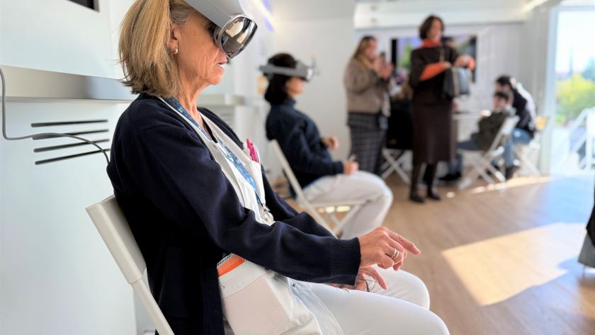 mujer probando las gafas de realidad virtual
