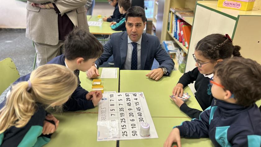 El consejero Emilio Viciana durante la visita al colegio 