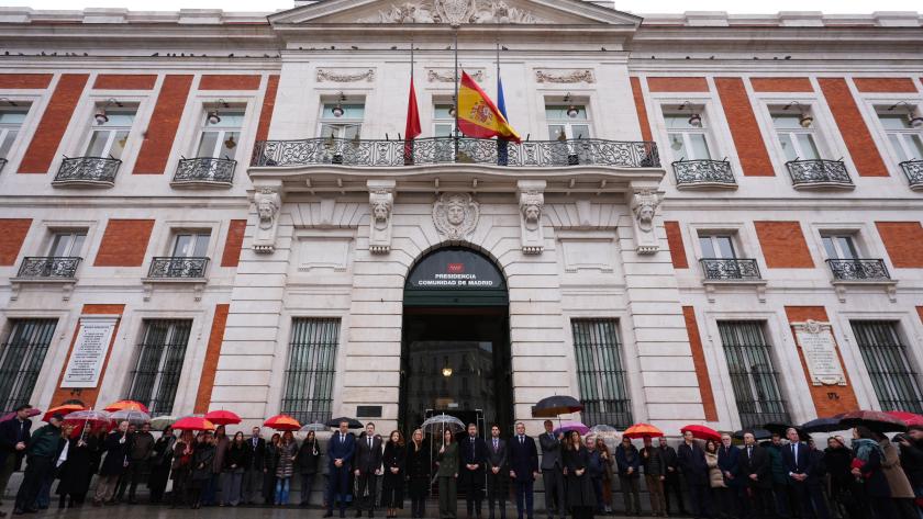 La presidenta Isabel Díaz Ayuso durante el minuto de silencio