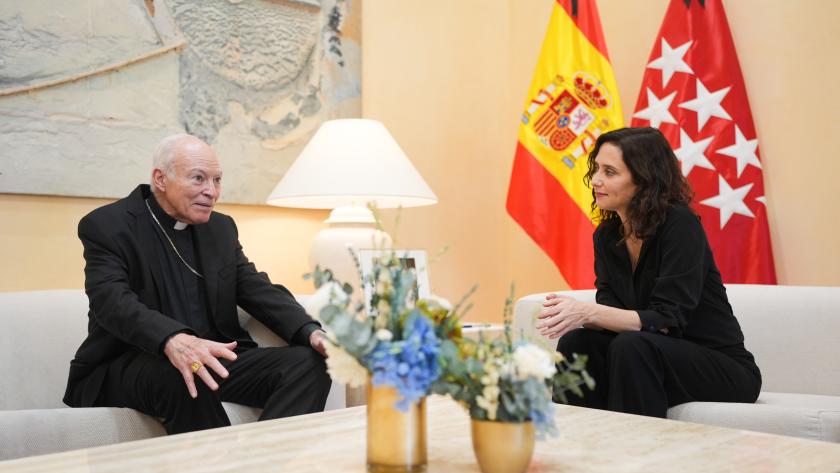 Díaz Ayuso recibe en la Real Casa de Correos al arzobispo primado de México La presidenta autonómica y Carlos Aguiar