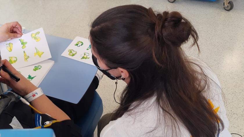 Voluntaria realiza un taller