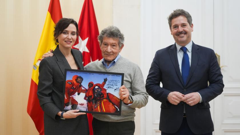 Díaz Ayuso recibe al alpinista Carlos Soria tras coronar la cumbre del Manaslu en Nepal con 86 años Díaz Ayuso recibe al alpinista Carlos Soria