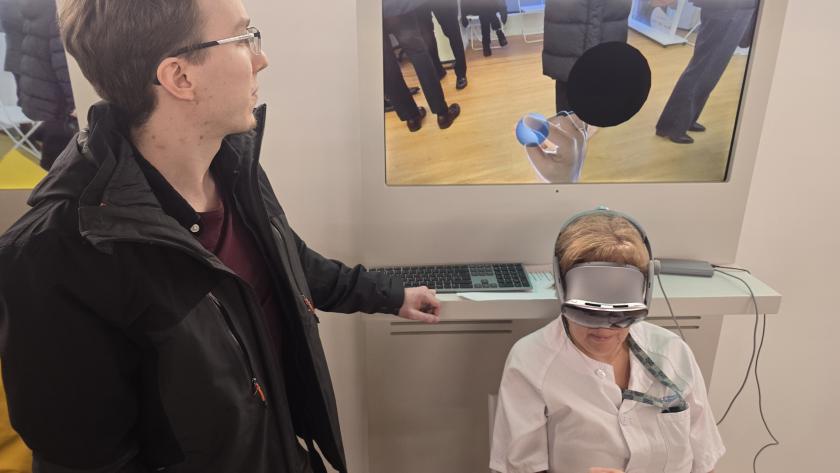 Gafas de realidad mixta Una mujer con uniforme sanitario blanco viendo a través e unas gafas