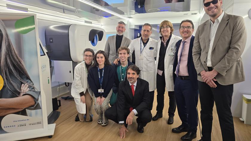 La gerente del Hospital 12 de Octubre, Carmen Martínez de Pancorbo, en el medio con responsables de la Fundación ONCE Visión y Sandoz durante la presentación de la campaña Grupo de personas posando al lado de un soporte con una campaña de promoción
