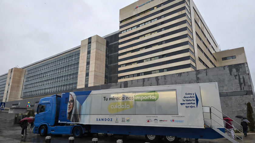 Unidad móvil de Salud Visual Un camión con la promoción de una campaña de ojos y un edificio detrás