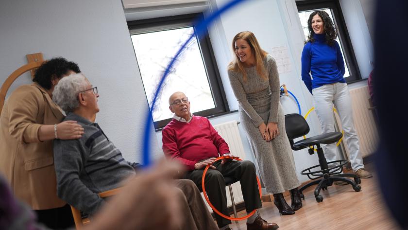La Comunidad de Madrid potencia la red pública de centros de mayores donde cada día 8.500 personas participan en actividades que previenen la dependencia La consejera Dávila