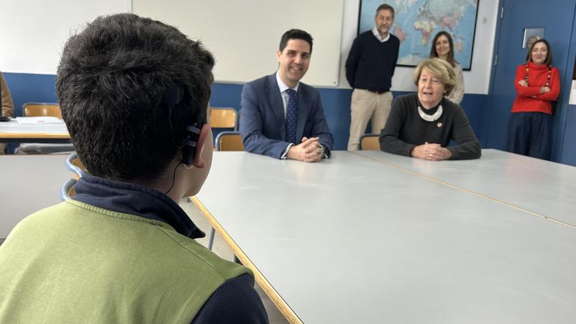 Viciana visita el colegio Tres Olivos de Madrid El consejero Emilio Viciana durante su visita al colegio