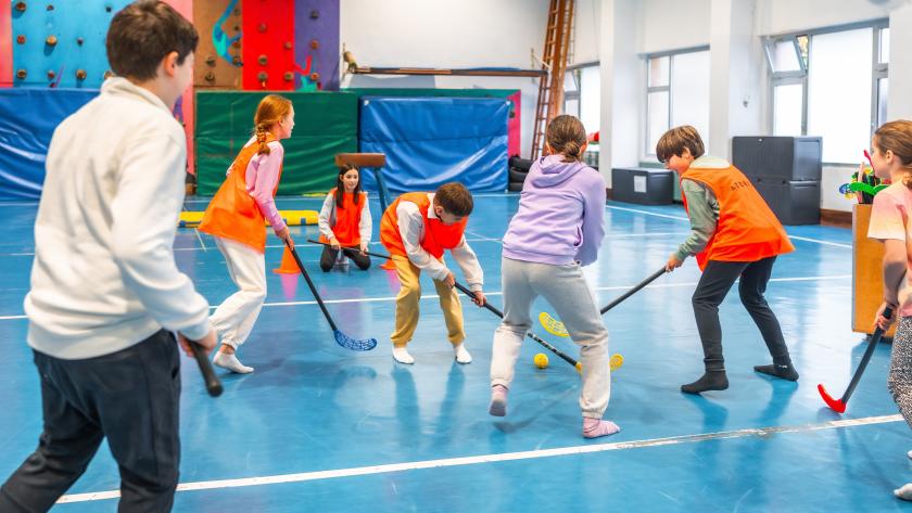 alumnos jugando deporte