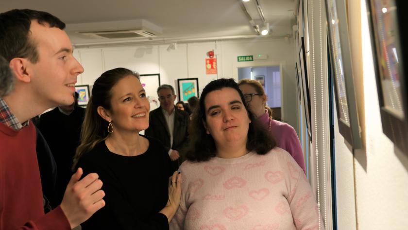 La Comunidad de Madrid apoya el desarrollo artístico de personas con discapacidad con la exposición Diversa La consejera Dávila
