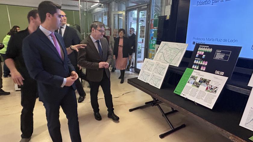 Viciana firma un convenio con el Ayuntamiento de la capital para impartir acciones formativas a alumnos de la Escuela Superior de Diseño en materia de regeneración urbana El consejero Emilio Viciana durante la firma del convenio