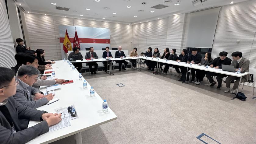 Viciana se reúne con una delegación del Ministerio de Educación de la República de Corea El consejero Emilio Viciana durante la reunión con la delegación