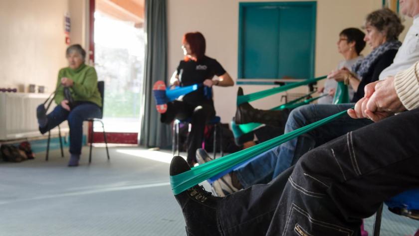 Imagen de grupo de personas realizando actividades de rehabilitación