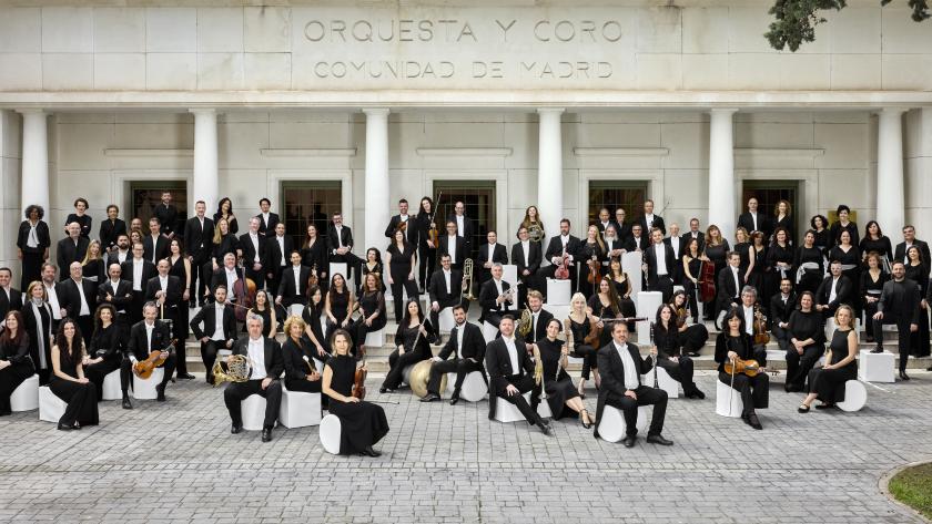 Orquesta y coro en un escenario