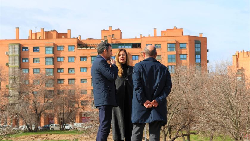 La consejera Ana Dávila durante su visita a la parcela 