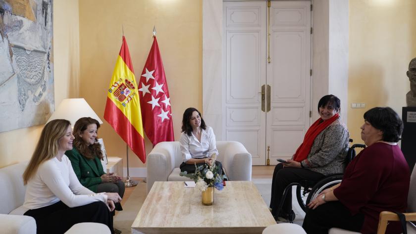 Díaz Ayuso se reúne en la Real Casa de Correos con la nueva presidenta de CERMI Madrid La presidenta Isabel Díaz Ayuso