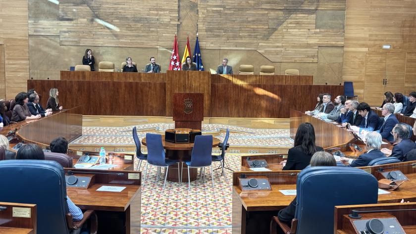 La Comunidad de Madrid duplica los centros públicos y alumnos que participan en el programa de debate escolar Global Classrooms El viceconsejero de Política y Organización Educativa