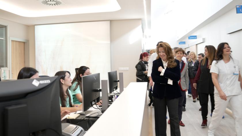 Matute visita los nuevos paritorios del Hospital público de Fuenlabrada La consejera Fátima Matute durante su visita