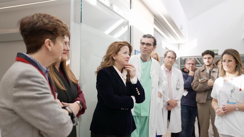 Matute visita los nuevos paritorios del Hospital público de Fuenlabrada La consejera Fátima Matute durante su visita