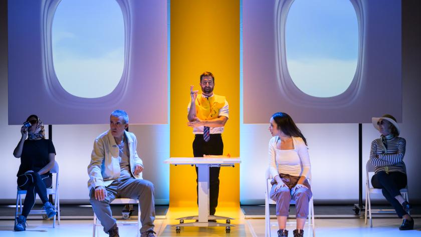 La Comunidad de Madrid celebra los 30 años de Teatralia en una agenda cultural compartida con los coloridos diseños de Ana Locking Una obra