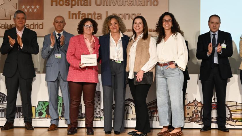 La Dirección Asistencial Sureste de Atención Primaria y sus trece centros de salud, distinguidos por el Hospital Infanta Leonor Responsables de la dirección asistencial sureste recogen el reconocimiento