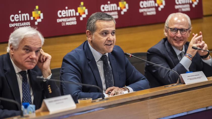 Rodrigo participa en la inauguración de la jornada Corredor Central Madrid-Burgos. Una oportunidad para el crecimiento de la competitividad del transporte intermodal y del tejido empresarial El consejero Jorge Rodrigo durante la jornada