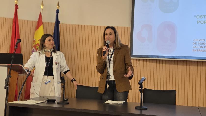De izqda. a dcha.: la Dra. María Olavarrieta y la Dra. Cristina López Riolobos, jefe de Servicio de Obstetricia y Ginecología y directora médico, respectivamente, del Hospital Universitario del Tajo. La directora médico de un hospital se dirige a las asistentes a unas jornadas de salud