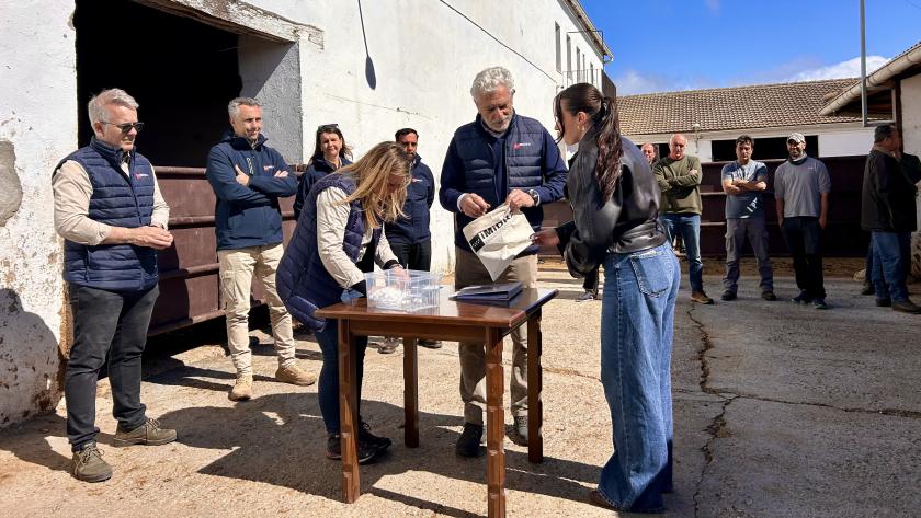 La Comunidad de Madrid entrega 15 reses de raza Avileña-negra ibérica para mejorar la genética de la cabaña ganadera regional El consejero Novillo