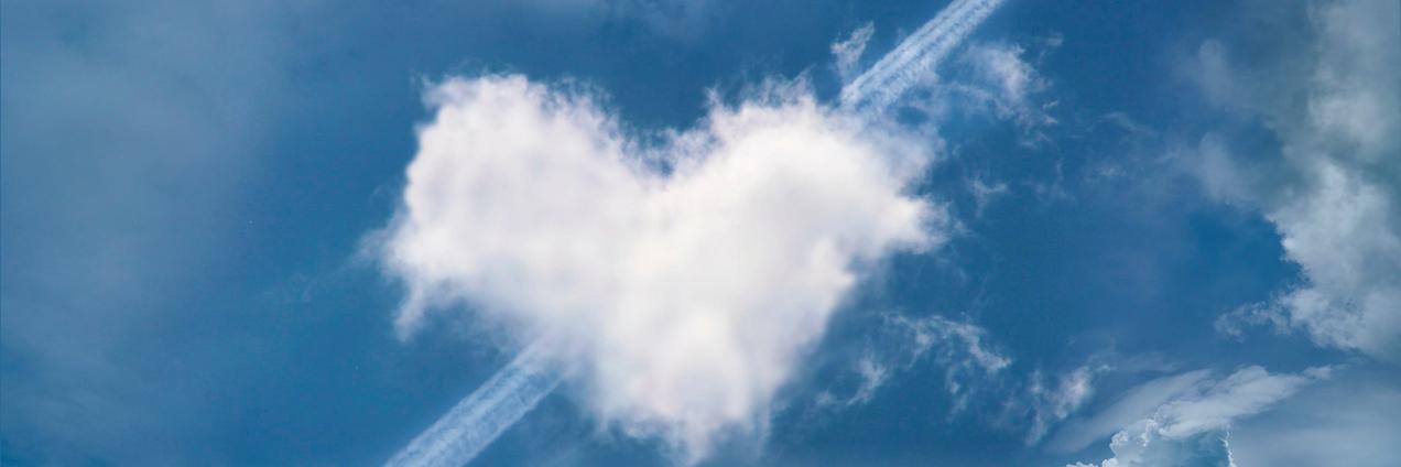 Nube en forma de corazón atravesada por la estela de un avión