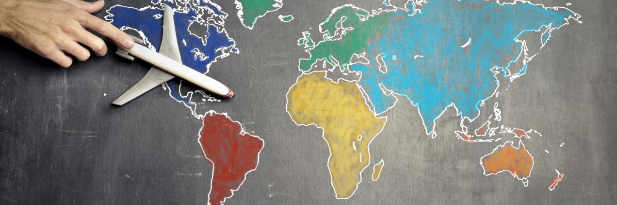 Avión sobre mapa mundi
