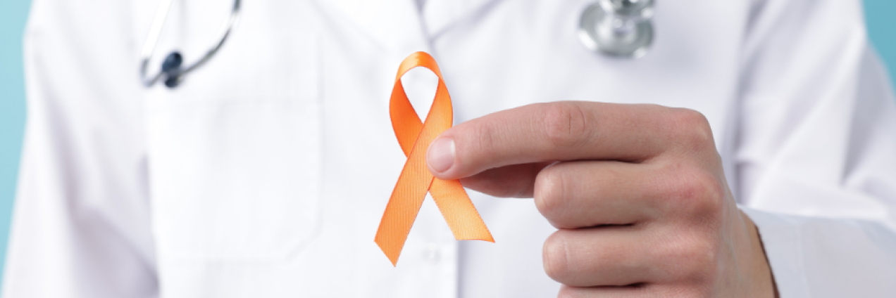 mano de doctor cogiendo un lazo naranja