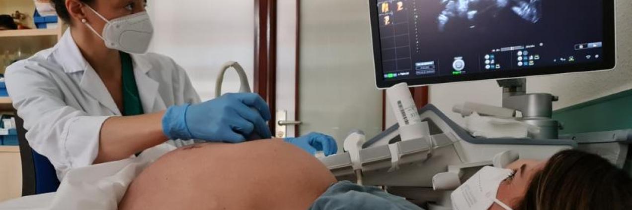 Doctora haciendo una ecografía a una mujer embarazada