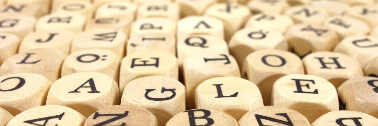 Dados de madera de cubos con letras del abecedario