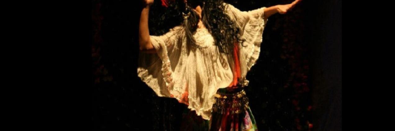 imagen en la que se ve a una bailarina del espectáculo DROM