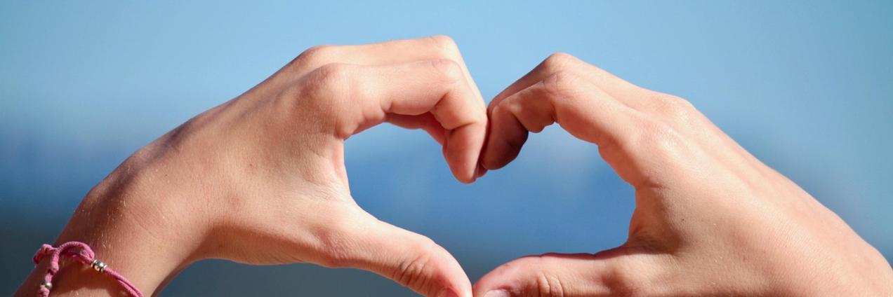 dos manos haciendo forma de corazón