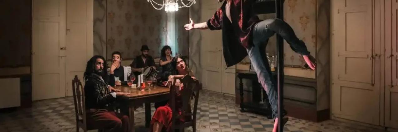 imagen en la que se ve a gente comiendo en una mesa