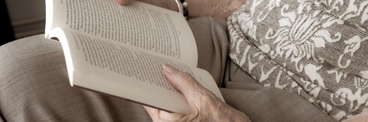 persona mayore leyendo