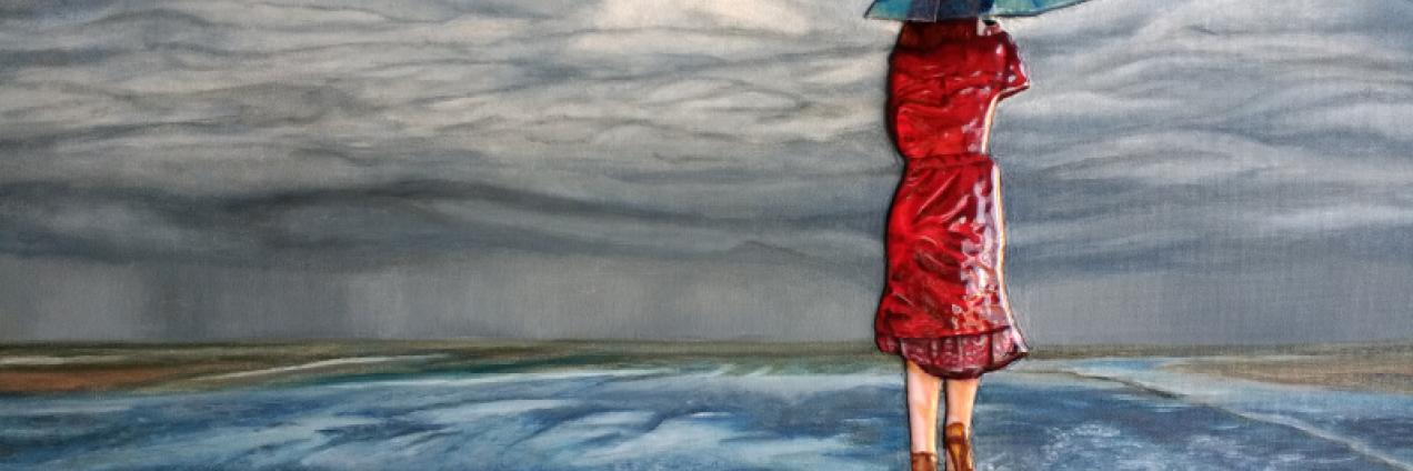 fotografía de el cuadro El paseo, realizado con esmalte , muestra una mujer de espaldas vestida de rojo con un paraguas azul, atravesando un charco 