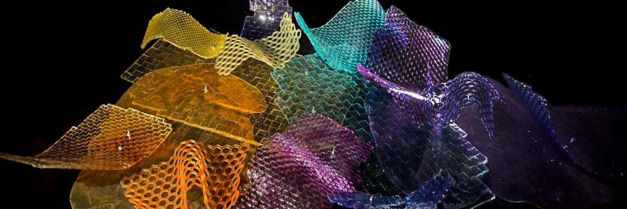 Trozos ondulados de plástico y varios colores formando una figura