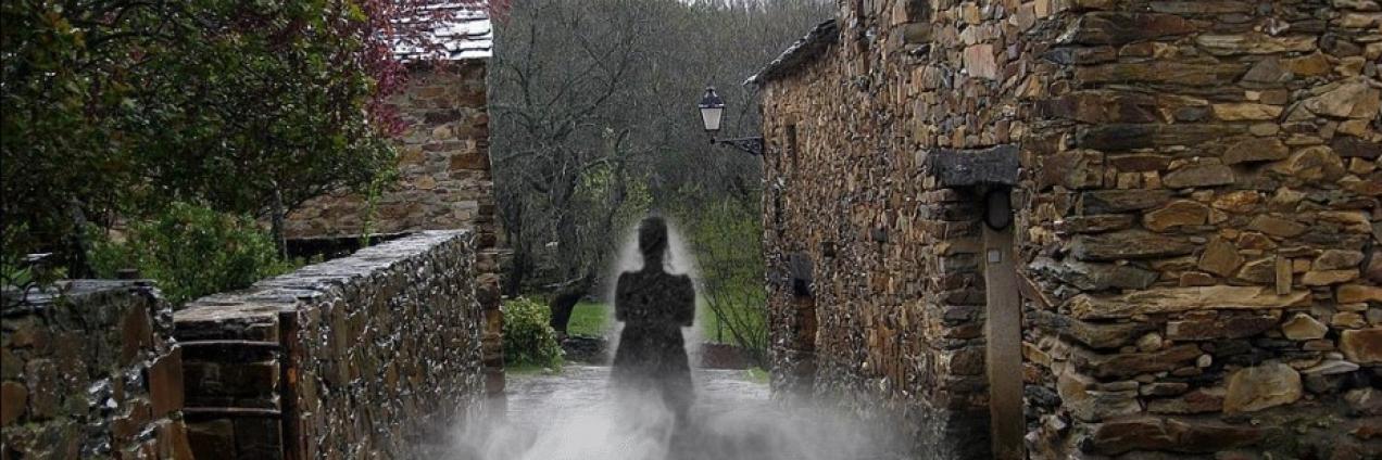 Calle pueblo con sombra fantasmagórica de mujer de época