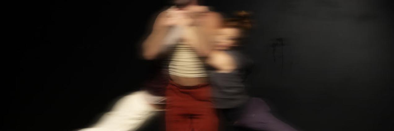 fotografía de escena, muestra un hombre, de cada brazo cuelga una mujer oscilando.