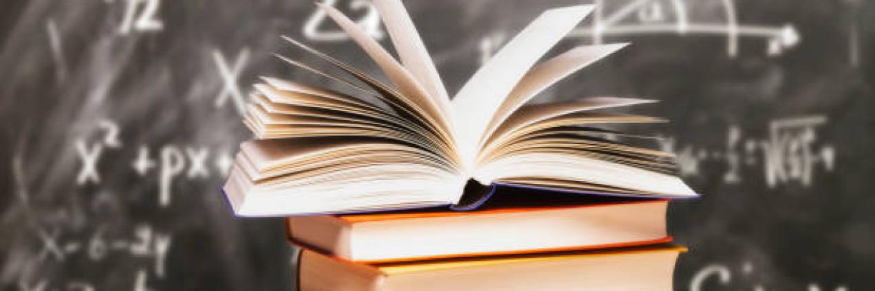 libros y pizarra