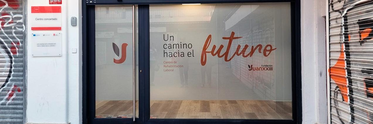 Ventanal en la fachada del Centro de Rehabilitación Laboral Arganda