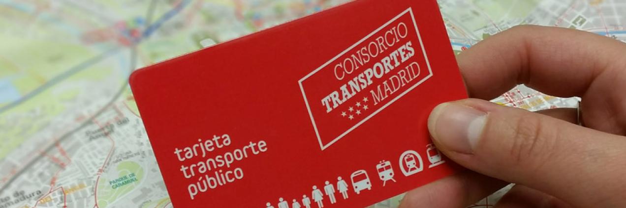 Imagen de mano sosteniendo una Tarjeta Transporte Público