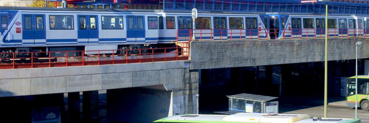 Intercambiador de Aluche con vagón de Metro y autobús interurbano